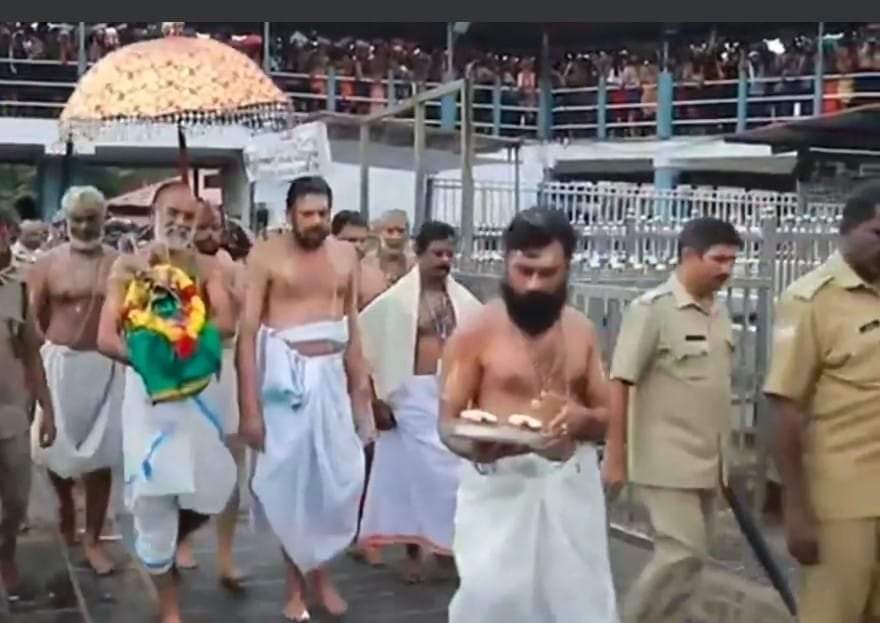 சபரிமலையில் தினமும் அதிகரிக்கும் பக்தர்கள்-டிச27 ல் மண்டலபூஜை.. - Dhinasari Tamil