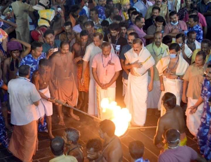 சபரிமலையில் ஜொலித்த கற்பூர ஜோதி ஊர்வலம்.. - Dhinasari Tamil