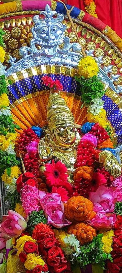 சபரிமலையில் ஐயப்பனுக்கு  தங்க அங்கி அணிவித்து தீபாராதனை வழிபாடு-திரளான பக்தர்கள் தரிசனம்..