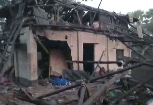 திரிணாமுல் காங்கிரஸ் கட்சி தலைவர் வீட்டில் குண்டுவெடிப்பு‌ மூவர் பலி..