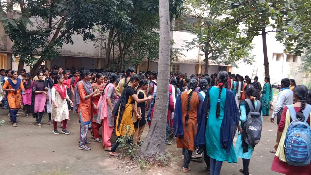 நாமக்கல் அரசு மகளிர் கல்லூரி முதல்வரை இடமாற்றம் செய்யக் கோரி மாணவிகள் தர்னா..