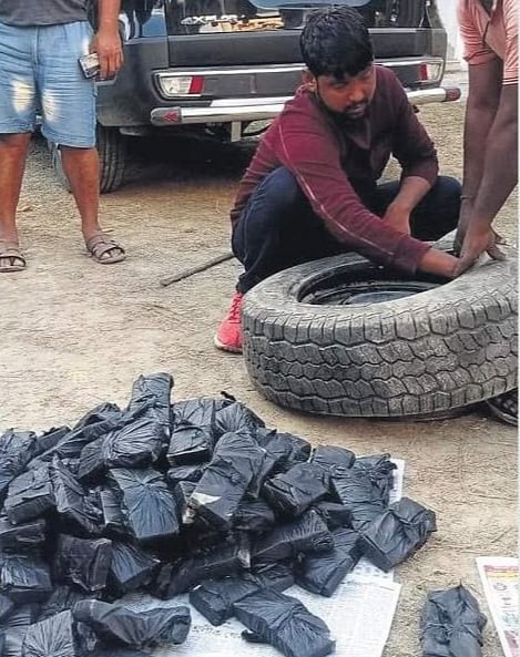 கார் டயரில் பதுக்கப்பட்ட ரூ.93 லட்சம் பறிமுதல்..