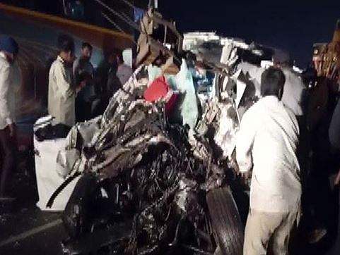 குஜராத்-பேருந்து மீது கார் மோதி விபத்து-9 பேர் பலி.. பிரதமர் இரங்கல் நிவாரணம் அறிவிப்பு ..