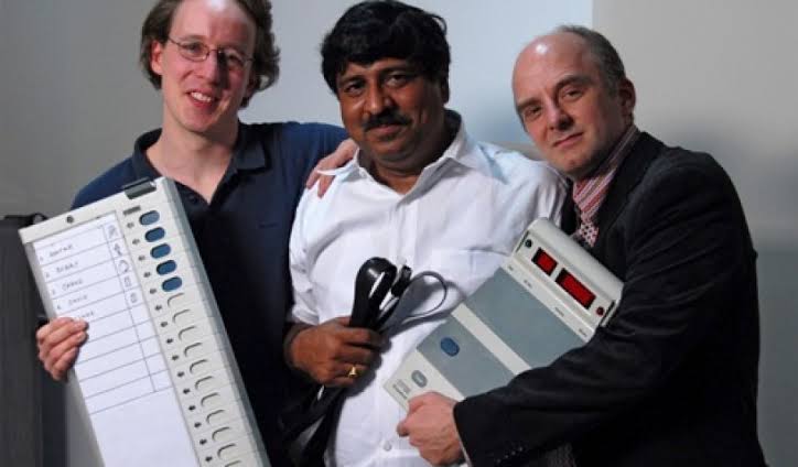 தொலைவில் உள்ளவர்கள் வாக்களிக்க  ரிமோட் மின்னணு வாக்குப்பதிவு எந்திரங்கள் ..