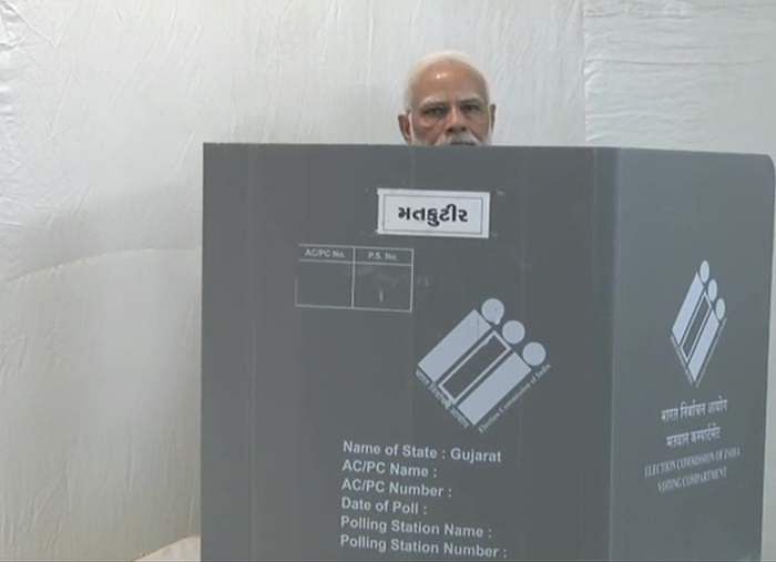 குஜராத் தேர்தல்: அகமதாபாத் வாக்குச்சாவடியில்வாக்களித்த பிரதமர் மோடி ..