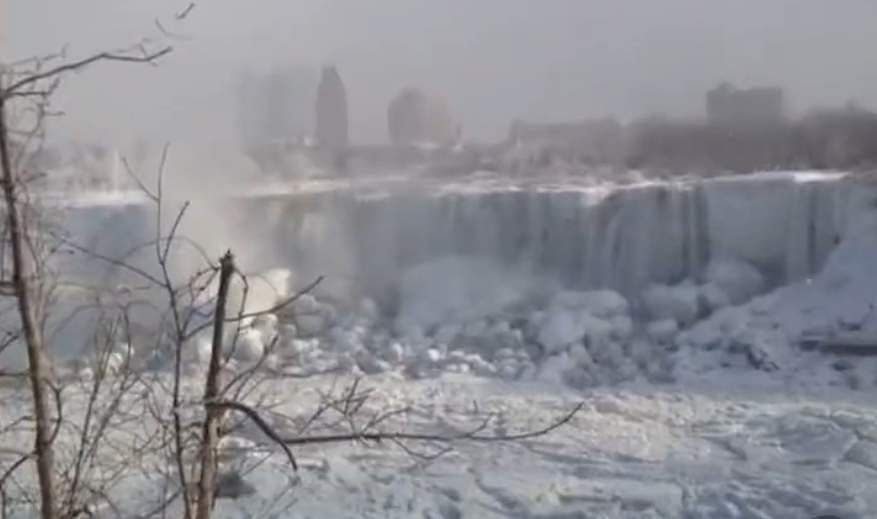 குளிர் பனிப்பொழிவில் முற்றிலும் உறைந்து போன நயாக்ரா நீர்வீழ்ச்சி..