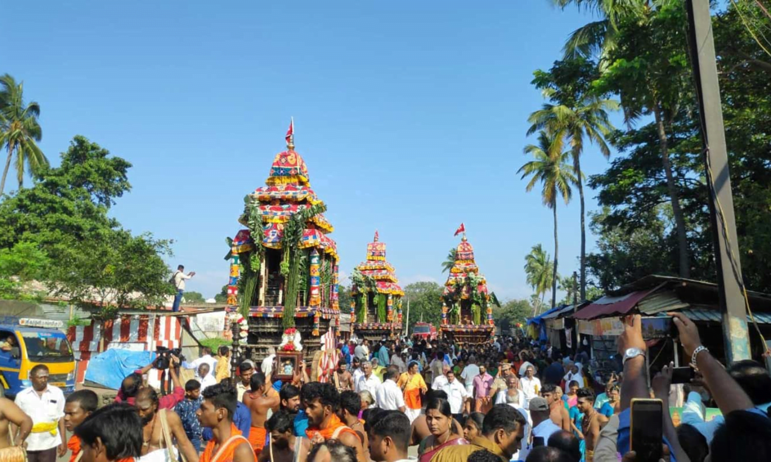 குற்றாலநாதசுவாமி கோவிலில் நிகழ்ந்த  தேரோட்டம்..