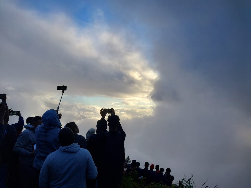 மூணாறில் குளிரை அனுபவிக்க குவிந்த சுற்றுலாப் பயணிகள்