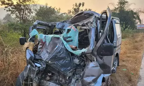 மும்பை- கார்-லாரி நேருக்கு நேர் மோதி விபத்து: 9 பேர் பலி..உ.பி.விபத்தில் 40பேர் காயம்..
