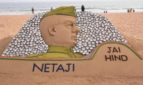 நேதாஜி 126வது பிறந்ததினம் இன்று - மணற்சிற்பம் உருவாக்கி அஞ்சலி.. - Dhinasari Tamil