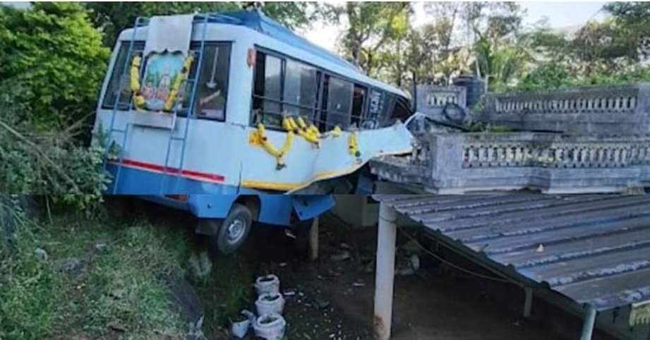 இடுக்கி அருகே சபரிமலை பக்தர்கள் சென்ற வாகனம் வீட்டின் மீது கவிழ்ந்து 16 பேர் காயம்..