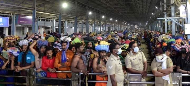 சன்னிதானத்தில் பக்தர்கள் கூட்டம் அலைமோதியது..