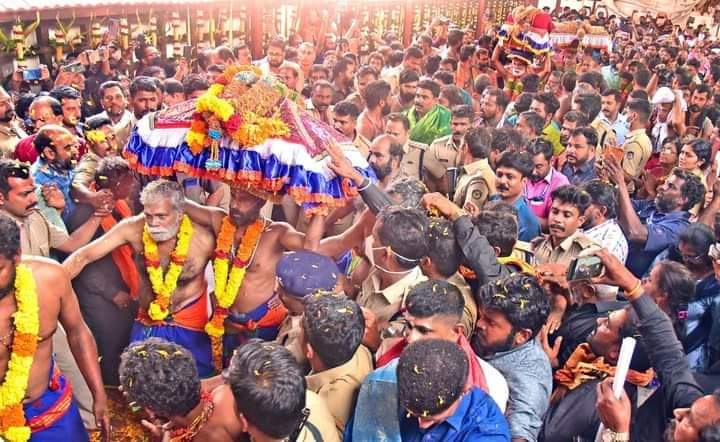 பந்தளத்தில் இருந்து நடைபயண கோஷயாத்திரையாக சபரிமலை புறப்பட்டு சென்ற திருபாவரணங்கள்..