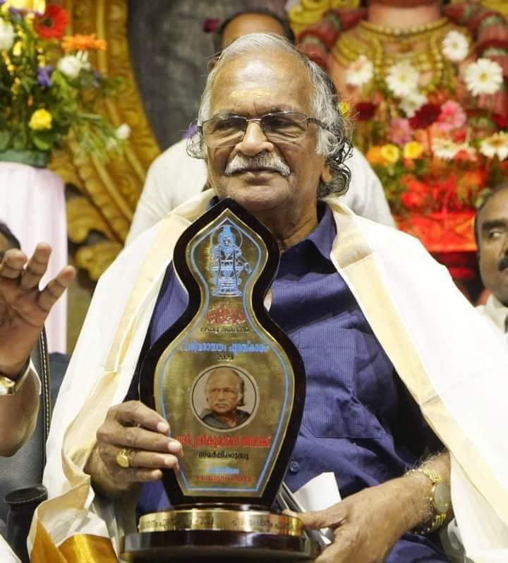 மலையாள  கவிஞர்,ஸ்ரீகுமரன் தம்பி க்கு, இந்த ஆண்டுக்கான ஹரிவராசனம் விருது..