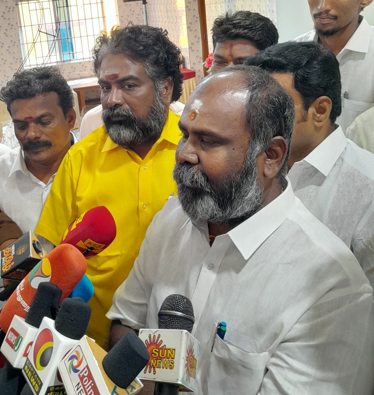 தமிழக அரசு மீது பொதுமக்கள்,அரசு ஊழியர்கள் அதிருப்தியில் உள்ளனர்- ஆர்.பி.உதயக்குமார்