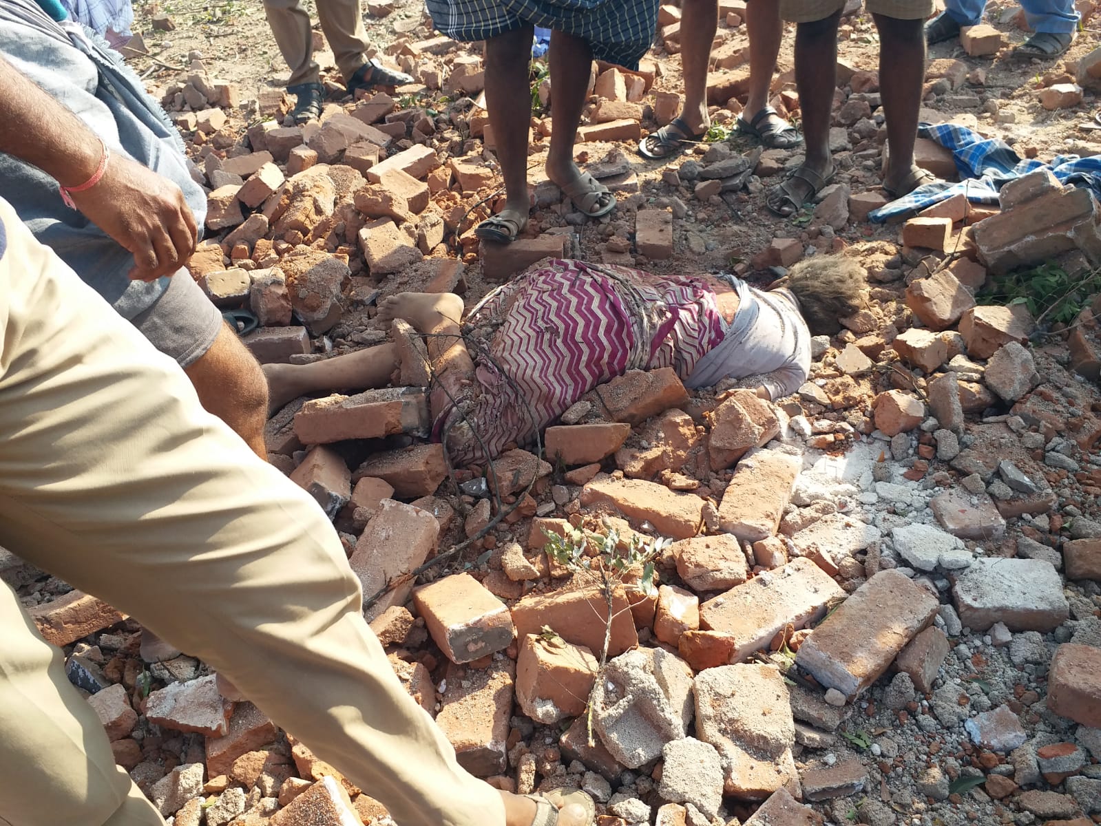 சாத்தூர் அருகே பட்டாசு ஆலை வெடிவிபத்து-2 பேர் பலி,6 பேர் படுகாயம்..