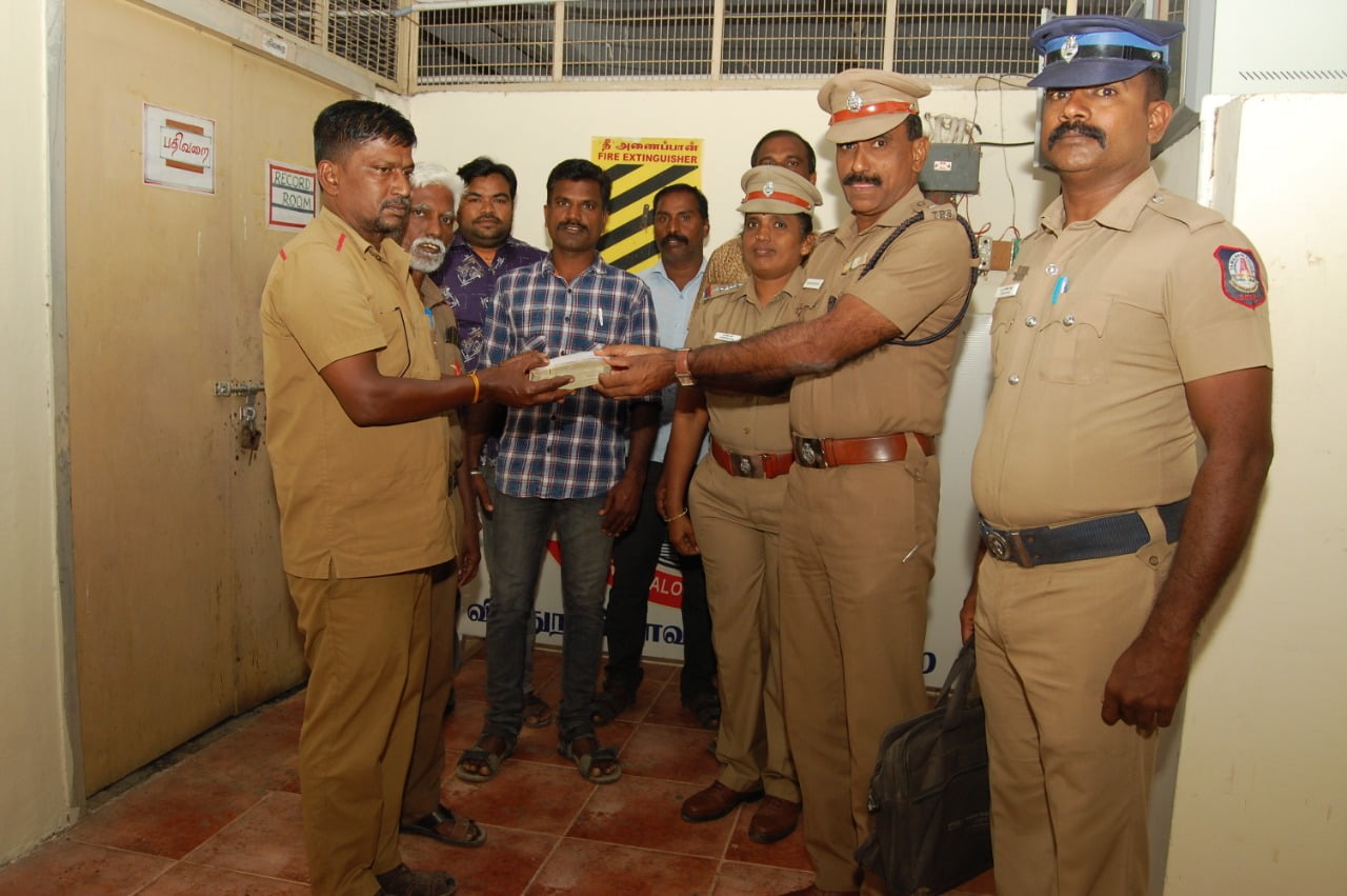 தபால் ஊழியர் தவற விட்ட ரூ1.50லட்சத்தை உடன் மீட்டு ஒப்படைத்த போலீசார்..