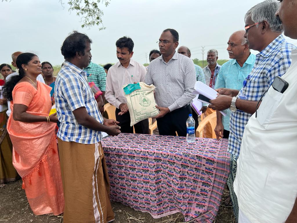 ராஜபாளையத்தில் வேளாண்மை துறை சார்ந்த திட்டங்கள் மூலம் விவசாயிகளுக்கு நலத்திட்ட உதவி.. - Dhinasari Tamil