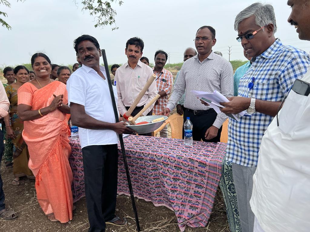 ராஜபாளையத்தில் வேளாண்மை துறை சார்ந்த திட்டங்கள் மூலம் விவசாயிகளுக்கு நலத்திட்ட உதவி.. - Dhinasari Tamil