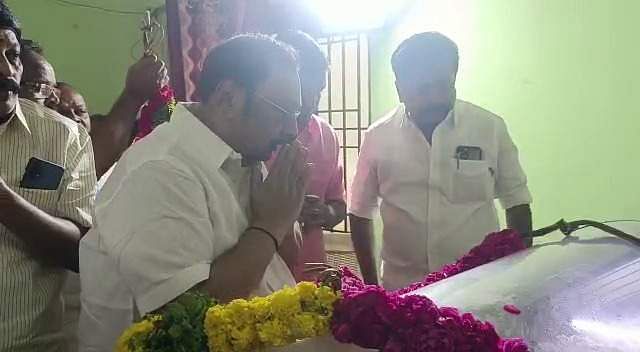 நடிகர் வடிவேலுவின் தாயார் மறைவு-மு.க. அழகிரி நேரில் சென்று அஞ்சலி..