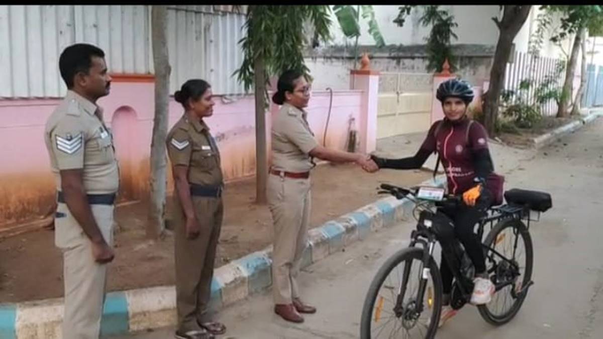 தன்னந்தனியா சைக்கிளில் நாடு சுற்றும் 24 வயசு இளம்பெண்; காரணம் என்ன தெரியுமா?!
