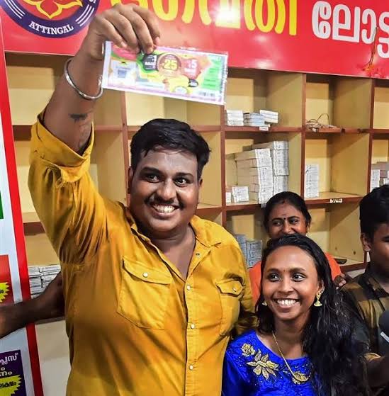 கேரளாவில் பணம் கேட்டு தொல்லை- லாட்டரி ரூ.10 கோடி பரிசு பெற்றவரின் விவரங்கள் வெளியிட மறுப்பு.. - Dhinasari Tamil