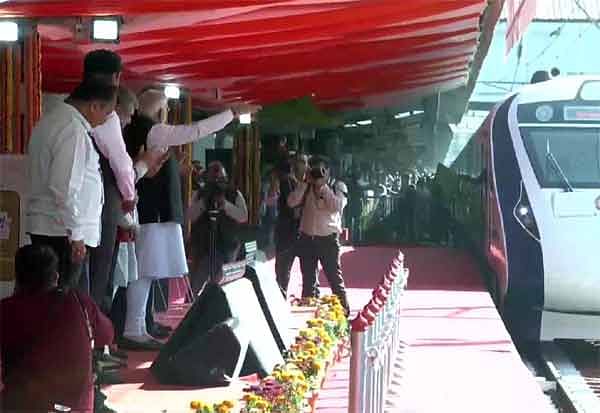 புதிய இந்தியாவின் அடையாளம் வந்தே பாரத் ரயில்-மோடி.. - Dhinasari Tamil
