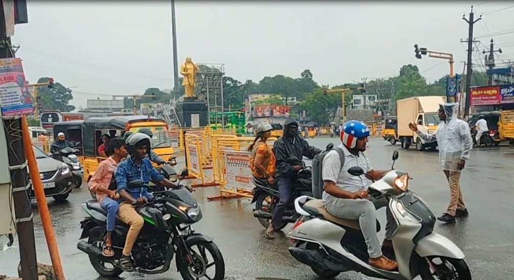 கரையைக் கடந்த காற்றழுத்த தாழ்வு மண்டலம்! மழையால் பள்ளி கல்லூரிகளுக்கு விடுமுறை .. - Dhinasari Tamil