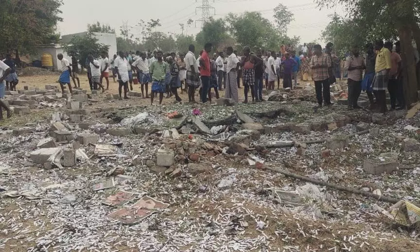 தர்மபுரி அருகே பட்டாசு ஆலையில் இன்று வெடி விபத்து-2 பேர் பலி.. - Dhinasari Tamil