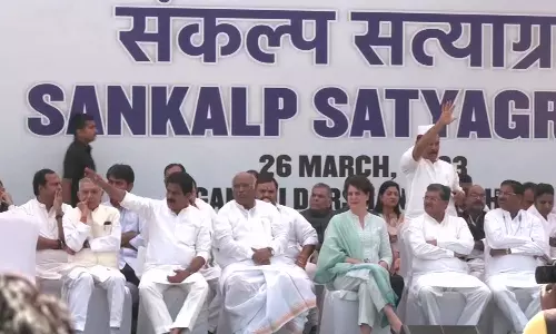 டெல்லி ராஜ்காட் பகுதியில் காங்கிரஸ் தலைவர்கள் தடையை மீறி உண்ணாவிரதம்.. - Dhinasari Tamil