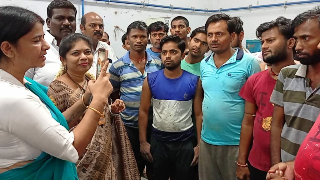 சிவகாசியில் வெளிமாநில தொழிலாளர்களிடம் குறைகள் கேட்ட பீகார் பொறுப்பாளர்.. - Dhinasari Tamil