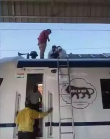 வந்தே பாரத் ரயில் உள்ளே மழை நீர்..