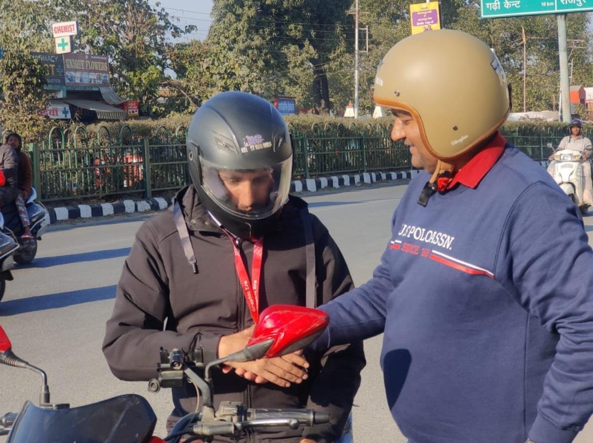 56 ஆயிரம்  ஹெல்மெட் இலவசமாக வழங்கிய ‘ஹெல்மெட் மனிதர்’..