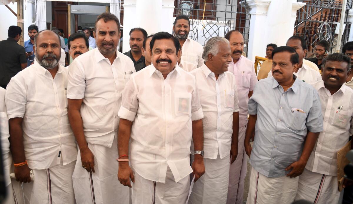 இபிஎஸ் உரை நேரலை செய்யாததை கண்டித்து அதிமுக உறுப்பினர்கள் வெளிநடப்பு..