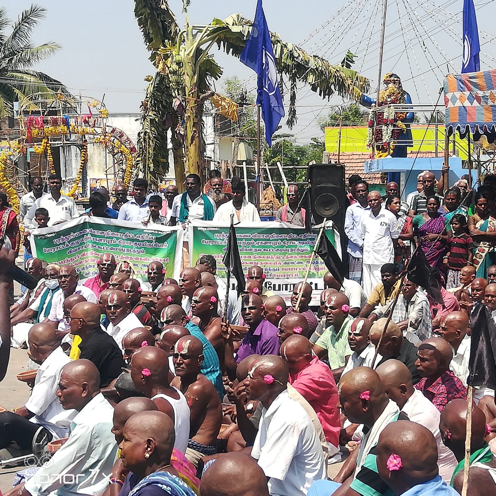 பரந்தூர் விமான நிலையத்துக்கு எதிர்ப்பு  மக்கள் மொட்டை அடித்து போராட்டம்..