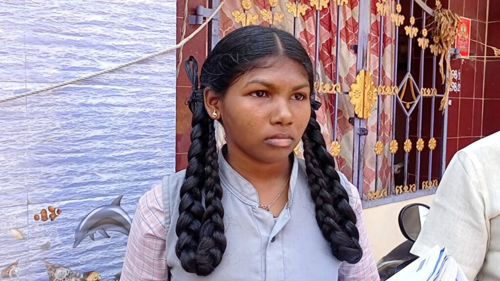தந்தை இறந்த துக்கத்திலும் 10ம் வகுப்பு தேர்வு எழுதிய மாணவி…. - Dhinasari Tamil