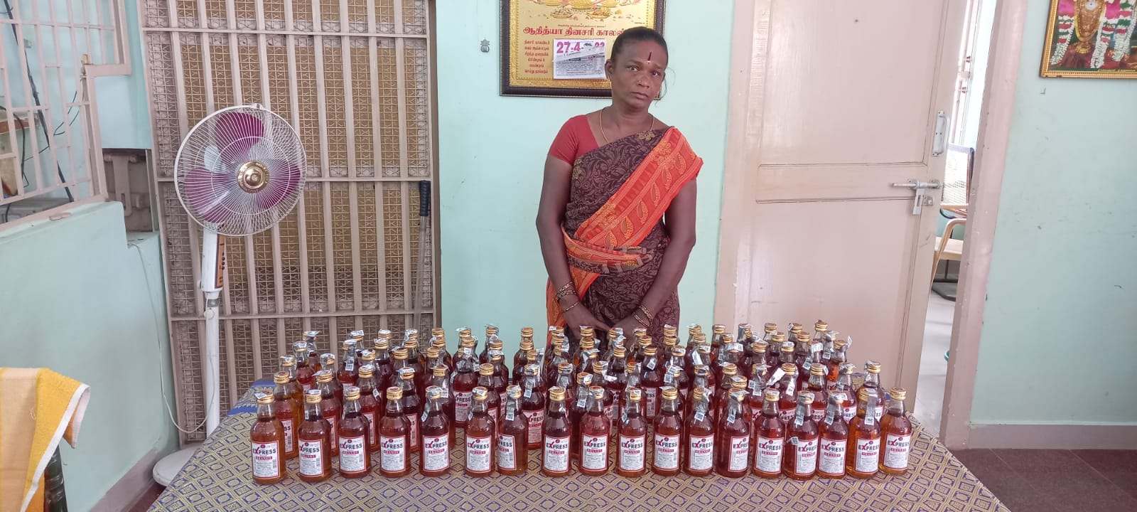 மது பாட்டில்கள் பதுக்கி விற்ற  நால்வர் கைது..