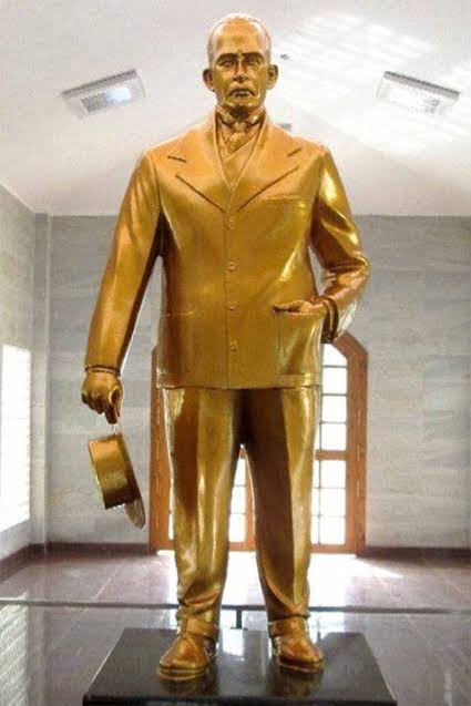 கறுப்புத் துணியால் மூடப்பட்ட பென்னிகுயிக்  சிலை..