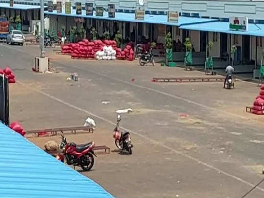 வியாபாரிகள் வராததால் வெறிச்சோடிய ஒட்டன்சத்திரம் சந்தை..