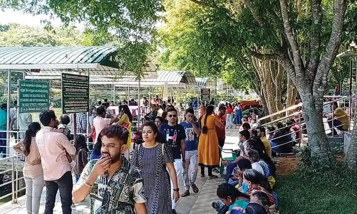 ஏற்காட்டில் குடும்பத்துடன் குவிந்த சுற்றுலா பயணிகள்..