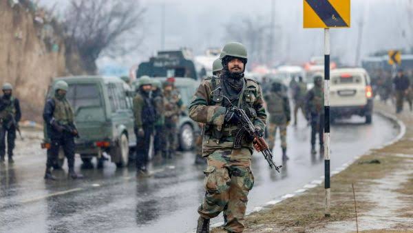 காஷ்மீரில் ராணுவ வாகனம் மீது தீவிரவாதிகள் தாக்குதல்