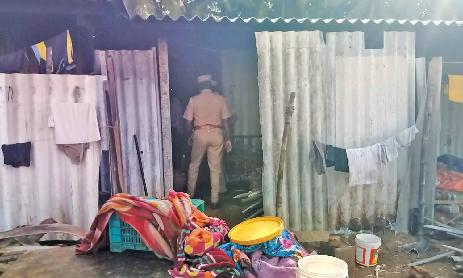 வடமாநில தொழிலாளர்கள் குடிசைக்கு பெட்ரோல் குண்டு வீச்சு