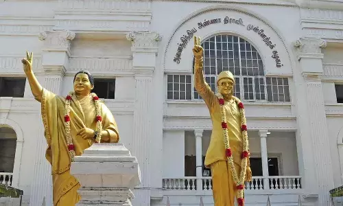 இன்று மாலை அ.தி.மு.க. தலைமை கழகத்தில் மாவட்ட செயலாளர்கள் கூட்டம்.. - Dhinasari Tamil