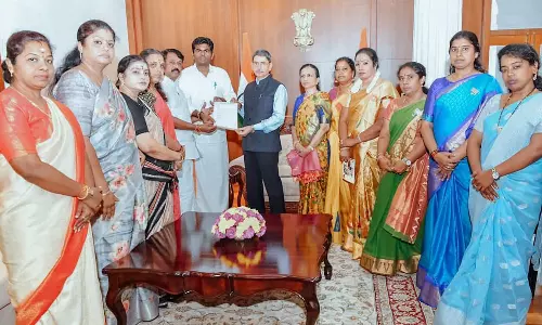 பாஜக கவர்னர் ஆர்.என்.ரவியை சந்தித்து புகார் மனு