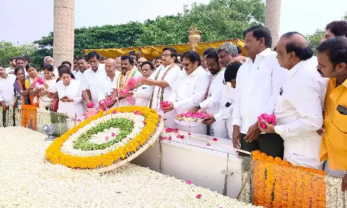 ஸ்ரீபெரும்புதூரில் ராஜீவ்காந்தி நினைவிடத்தில் அஞ்சலி..