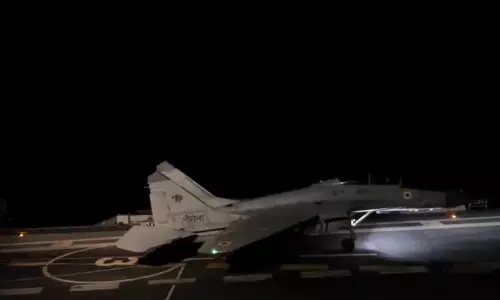 விக்ராந்த் போர்க்கப்பலில் இரவில் தரையிறங்கிய போர் விமானம்..