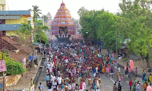 திருநள்ளாறு சனீஸ்வரர் கோவில் தேரோட்டம் கோலாகலம்.. - Dhinasari Tamil