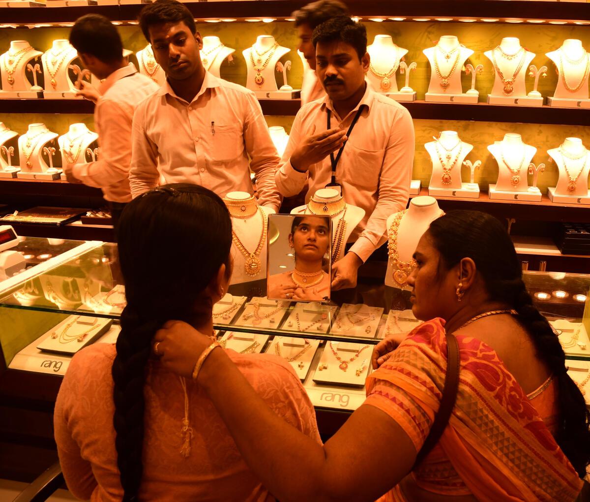 ஆபரணத் தங்கம் விலை இன்று  சவரனுக்கு ரூ.40 சரிவு..