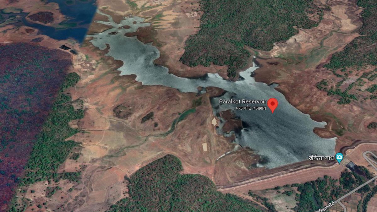 அணையில் விழுந்த செல்போன்  21 லட்சம் லிட்டர் நீரை வீணாக்கிய அதிகாரி: