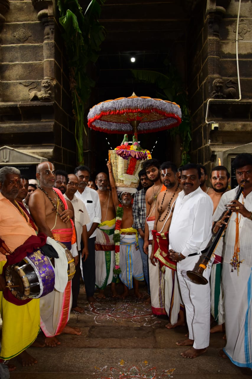 ஸ்ரீவிலி ஆண்டாள் மாலை கிளி பட்டு வஸ்திரம் மதுரை கள்ளழகருக்கு அனுப்பி வைப்பு..